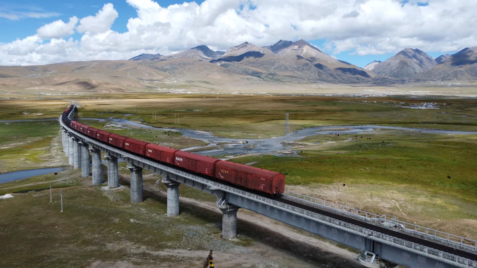 Qinghai-Tibet railway freight train crossing high-altitude bridge