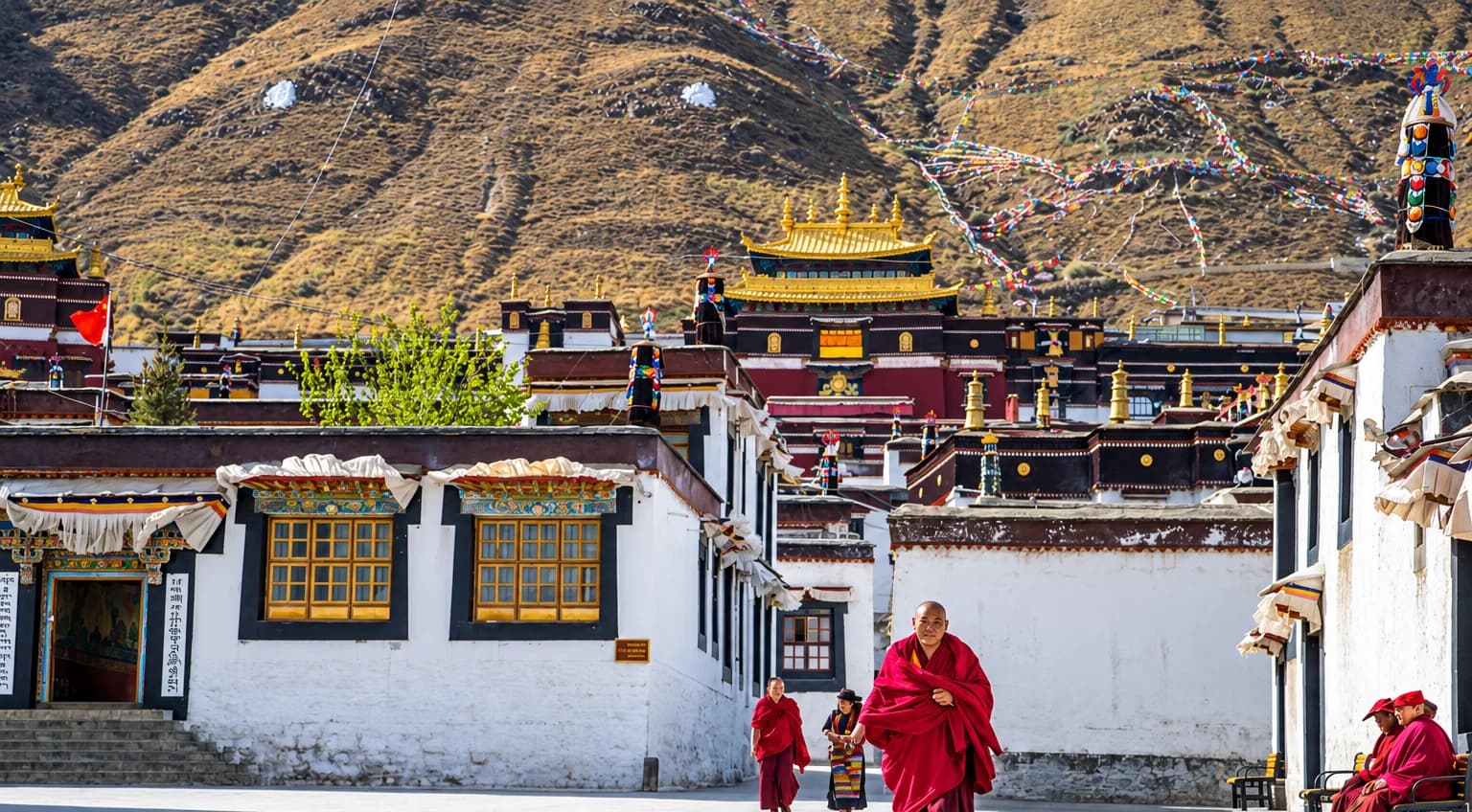 阳光下的藏传佛教寺院庭院